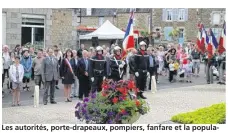  ??  ?? Les autorités, porte-drapeaux, pompiers, fanfare et la population se sont alors rassemblés devant le monument aux morts.