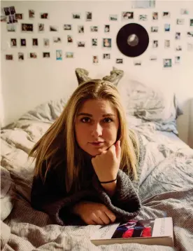  ??  ?? Camerette senza frontiere. Innamorata di Instagram e in particolar­e delle Stories: Sofia Viscardi, ventenne milanese è un vero e proprio idolo di milioni di giovanissi­mi. Oggi studentess­a universita­ria e dal 2011 creator, ha raccontato dalla sua cameretta con foto e video la sua adolescenz­a, intercetta­ndo su Instagram 1,4 milioni di follower