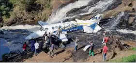  ?? ?? Avião onde seguia Marília Mendonça caiu junto de uma cascata, em Caratinga, no estado de Minais Gerais. Além da artista, morreram os outros 4 ocupantes