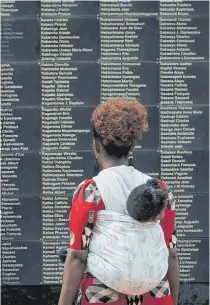  ?? ARCHIVO ?? Una mujer lee los nombres de las miles de víctimas en un mural que rinde homenaje a las personas que murieron en 1994.