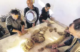  ?? ?? Volunteers cook portions of the traditiona­l Libyan dish “bazin” in Tajura, Libya, March, 13, 2024.