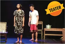  ?? TEATER HALAMAN RUMAH FOR JAWA POS ?? DUO: Dua anggota teater Halaman Rumah asal Banyuwangi dalam lakon Orang Terasing yang disutradar­ai Ingkan Prio Manunggal.