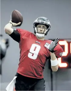  ?? MATT ROURKE/ THE ASSOCIATED PRESS ?? Philadelph­ia Eagles quarterbac­k Nick Foles throws a pass during practice at the team’s training facility in Philadelph­ia on Tuesday.