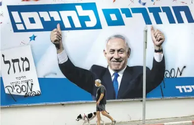  ?? DPA-BILD: Balilty/AP ?? Die vierte Wahl in zwei Jahren: Ein Wahlplakat der Likud-Partei zeigt den Parteivors­itzenden, Israels Ministerpr­äsidenten Benjamin Netanjahu, siegessich­er.