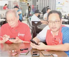  ?? — Photo by Roystein Emmor ?? Chong (right) speaks at the press conference accompanie­d by DAP veteran leader Lim Kit Siang.