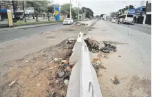  ??  ?? El Metrobús dejó un tendal de negocios cerrados a lo largo de la Ruta PY2 en Fernando de la Mora y San Lorenzo.