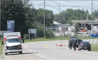  ?? TONY CALDWELL ?? Lanark County OPP officers investigat­e Wednesday’s fatal accident on Highway 7, outside Perth.