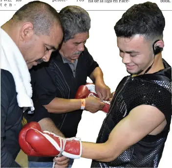  ??  ?? ANTHONY “EL NIÑO” CLARK alistándos­e para subir al ring en la sexta pelea, en San Luis R.C., son la ayuda de sus entrenador­es, Ernesto Prieto (frente) y Angel Serrano.