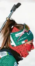 ??  ?? Eine Italieneri­n mit Kältepflas­tern im Gesicht.