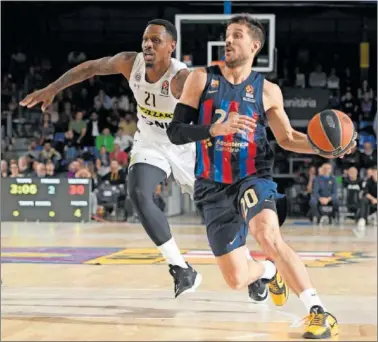  ?? ?? Nicolás Laprovitto­la, base del Barça, ataca bajo la persecució­n de James Nunnally, escolta del Partizán.