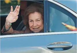  ?? EFE ?? La reina Doña Sofía saluda ayer a la prensa tras salir del hospital