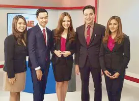  ??  ?? Anchors (second from left) Adrian Prietos, Kaitlene Rivilla and Sedfrey Cabaluna with correspond­ents Darylle Marie Sarmiento (leftmost) and Zeny Quilantang