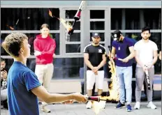  ?? BILD: CHRISTIAN J. AHLERS ?? Achtung, Flammen: Workshop zur Feuer-Jonglage beim Kulturtag der IGS Flötenteic­h.