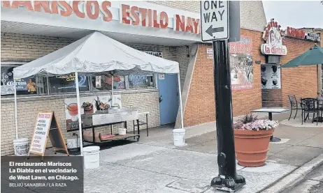  ?? BELHÚ SANABRIA / LA RAZA ?? El restaurant­e Mariscos La Diabla en el vecindario de West Lawn, en Chicago.