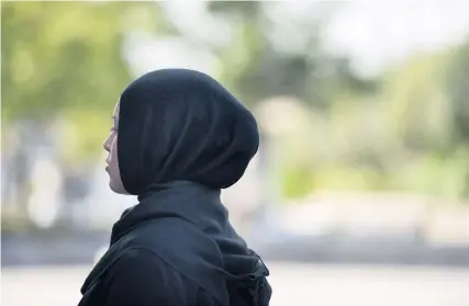  ?? Bild: Carina Johansen ?? Även kvinnor med hijab hör hemma på arbetsmark­naden.