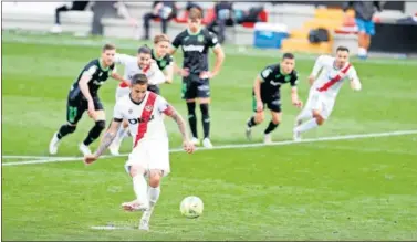  ??  ?? El capitán del Rayo, Óscar Trejo, puso el 1-1 definitivo desde el punto de penalti.