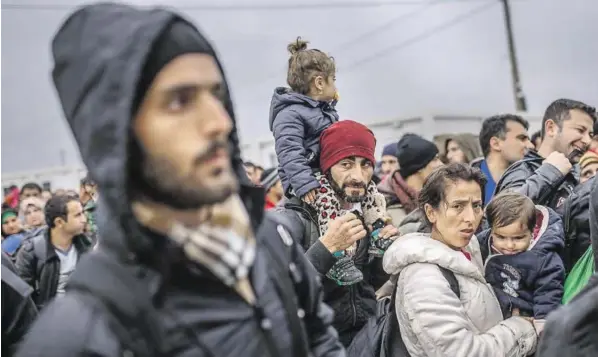  ?? BILD: SN/APA (ARCHIV/AFP)/ROBERT ATANASOV ?? Flüchtling­e und Migranten versuchen, an der mazedonisc­h-griechisch­en Grenze einen Zug Richtung Norden zu besteigen.