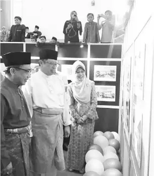  ??  ?? ABANG Johari (tengah) ditemani Fatimah (kanan) meninjau pelan dan pameran pada Majlis Pecah Tanah Galeri Warisan Melanau Ahad lepas.