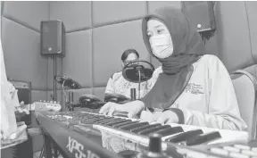  ?? — Gambar Bernama ?? FOKUS: Pelajar program muzik Genius Remaja, Nurul Syahira Mat Aisa (kanan) berlatih dengan alatan muzik.