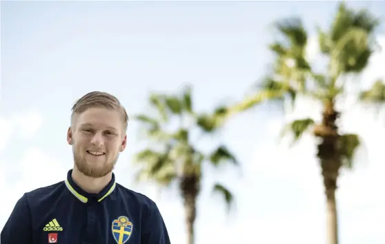  ?? Bild: BJÖRN LARSSON ROSVALL ?? FRÅN START. Kalle Holmberg hoppade in senast mot Estland och gjorde mål. Nu får han chansen att spela från start när herrlandsl­aget möter Danmark på turnén i Abu Dhabi.