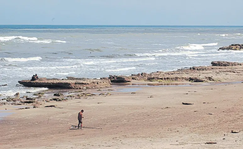  ?? Diego izquierdo ?? Mar del Sur. Una costa ancha para disfrutar en soledad e historias en torno del mítico Hotel Boulevard Atlántico