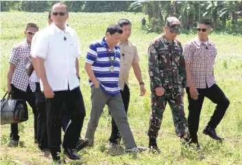  ?? — AFP ?? Philippine President Rodrigo Duterte (C) arrives to visit military troops in Nanagun, Lombayanag­ue in Lanao del Sur in Mindanao island last week.