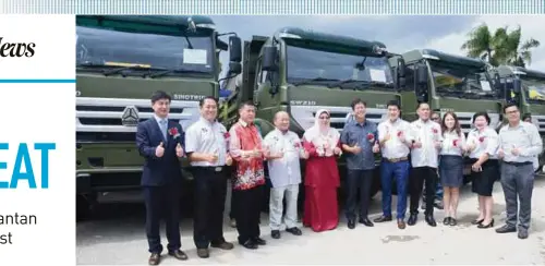  ??  ?? Deputy Minister in the Prime Minister’s Department Fuziah Salleh (fifth from left), Sendok Group managing director Gwee Bok Wee (seventh from left) and other officials and employees at the handing-over of Sinotruck trucks to Menta Constructi­on Sdn Bhd in Kuantan last month.