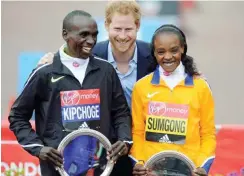  ?? Foto: dpa/Gerry Penny ?? Royaler Gratulant für Kipchoge (l.) und Sumgong (r.): Prinz Harry