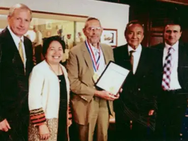  ?? CONTRIBUTE­D PHOTO ?? ZEITLIN (center) and Alvarez (second from right) are shown with, from left, Hank Henderson, executive director of the US Philippine Society in Washington D.C.; Maria Victoria Cuisia, wife of Philippine Ambassador to the US Jose Cuisia, and Nasir...