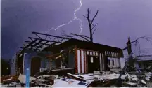  ?? Butch Dill-25.dez.15/Associated Press ?? Tornado atinge Jefferson County, no Alabama, sul dos EUA