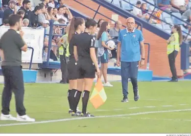  ?? ALBERTO DOMÍMGUEZ ?? Antonio Toledo en el área técnica durante un partido del Sporting Huelva en el Nuevo Colombino.