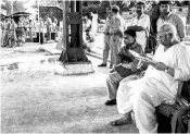  ?? PHOTO:PTI ?? In this file photo dated May 31, 2004, veteran communist Somnath Chatterjee is seen reading a newspaper at the Bolpur railway station in West Bengal. He died at a hospital in Kolkata following multiple organ failure