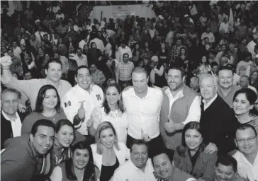  ?? FOTO: RICARDO NEVÁREZ ?? &gt; La nueva dirigencia del PRI estatal, en compañía de la presidenta nacional del partido y de diputados locales.