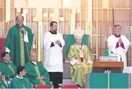  ??  ?? Salvador Martínez (con micrófono), nuevo rector de la basílica de Guadalupe, tiene 55 años y nació en la Ciudad de México.