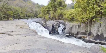  ??  ?? Impressive water gorges along the mountain pathway, each more beautiful than the last.