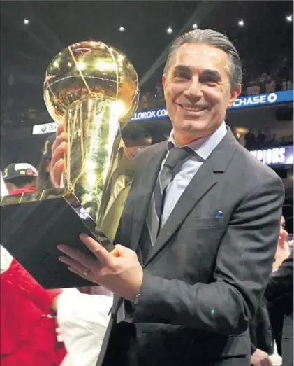  ??  ?? Sergio Scariolo, con el trofeo de campeón de la NBA.