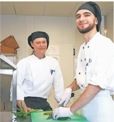  ?? FOTO: AGENTUR FÜR ARBEIT ?? Küchenchef­in Daniela Hinterberg­er und Erblin Cesku, Auszubilde­nder als Koch, im Hilton Düsseldorf.