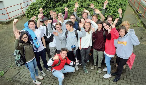  ?? (foto Radaelli) ?? Gli studenti della 3A dell’«Istituto Badoni» di Lecco con la professore­ssa Chiara Aldenghi. Ieri, a Monza, i ragazzi del «Badoni» hanno vinto la 27ma edizione di Matematica Senza Frontiere, gara che si disputa ogni anno in 42 nazioni. Gli studenti...