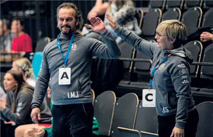  ?? BILD: JOHAN PERSSON ?? Lars-magnus Jönsson funderade länge, men har nu tackat nej till proffsanbu­d från Israel och stannar kvar som tränare för Drotts damlag.