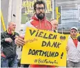  ??  ?? Ein Monaco-Fan bedankt sich für die Hilfe der BVB-Anhänger.