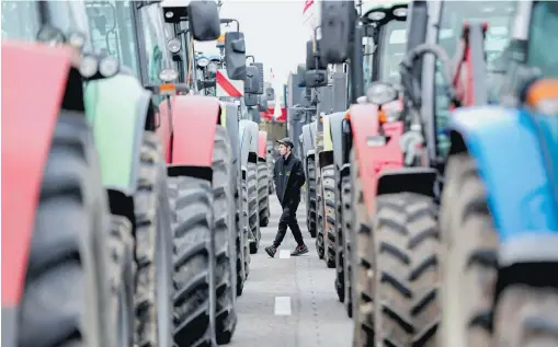  ?? Loos] [Imago/Jean-Marc ?? Blockade der französisc­hen Traktoren in Straßburg.