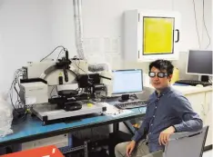  ?? LUCAS TIMMONS/THE CANADIAN PRESS ?? Herman Wong, a University of Toronto engineerin­g and photonics Phd. student, tests eclipse glasses with an ellipsomet­er at the University of Toronto last week.