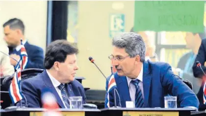  ?? RAFAEL PACHECO ?? Los diputados Walter Muñoz (izq.), del PIN, y Welmer Ramos, del PAC, votaron para revertir una moción que elimina un privilegio para profesiona­les en Ciencias Médicas llamado enganche salarial.