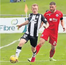  ?? ?? Solid Skipper Ross McGeachie challenges for the ball