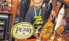  ?? FOTO: FRISO GENTSCH/DPA ?? In britischen Pubs wird Bier nach Pints, nicht nach Litern bemessen: Premier Boris Johnson will jetzt auch andere traditione­ll imperiale Maßeinheit­en wie Zoll, Fuß und Stones wiederbele­ben.