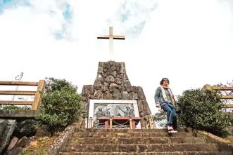  ??  ?? This photo shows a woman visiting the grave of Japanese Christian Gaspar Nishi, one of the 188 people who were executed at the site in 1609, on Ikitsuki Island in Nagasaki prefecture.