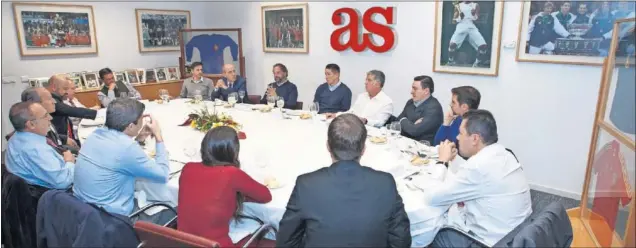  ??  ?? LA MESA. Roncero, García, Sanz, Elortegui, Torres, Cantón, Martínez, Álvaro, Maroto, Díaz, Matallanas, Petón, Relaño, Alique, Cazón y Calemme, en la mesa.