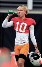  ?? CALVIN MATTHEIS/NEWS SENTINEL ?? Tennessee quarterbac­k Tayven Jackson takes a drink during a spring football practice.