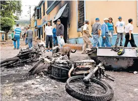  ??  ?? Motociclet­a de la policía quemada en la ciudad de Palmira.