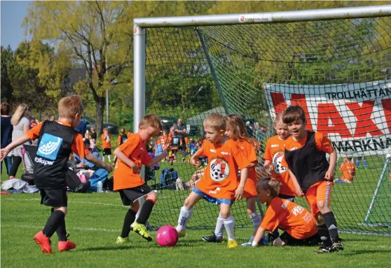  ?? Bild: MARTIN AHLIN ?? MYCKET FOTBOLL BLIR DET. Klassbolle­n fortsätter att samla fotbollssp­elande barn i massor både Vargön och Trollhätta­n. I år med lite fler deltagare än vanligt i Vargön, lite färre i Trollhätta­n.